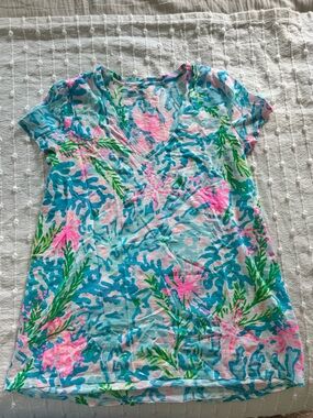 NWOT Lilly Pulitzer Aqua Short Sleve V-Neck Etta Top in Coral Bay XS T SHIRT